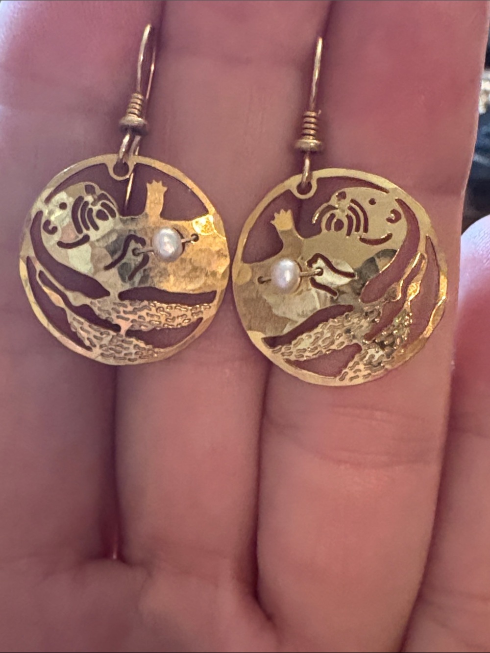 Vintage Signed Wlid Byrde Gold Tone Pearl Accent Seal Motif Drop Earrings